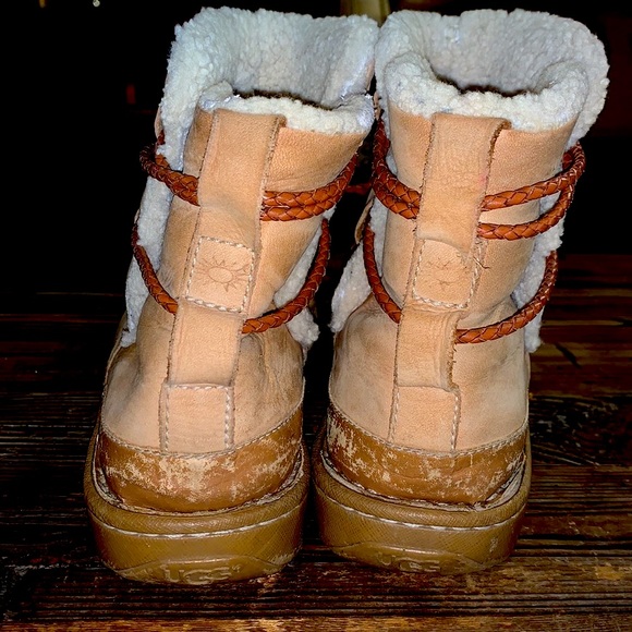UGG shearling and leather rubber bottom boot. - Picture 4 of 8